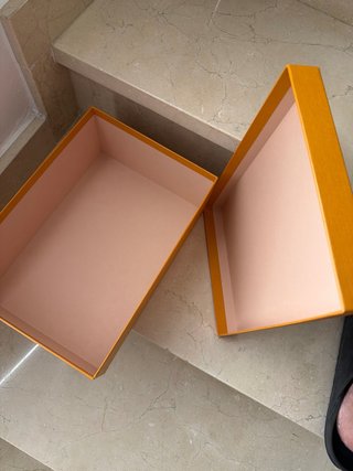 Bolsa y caja Louis Vuitton naranja.