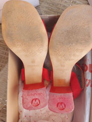 Sandalias rojas con volantes