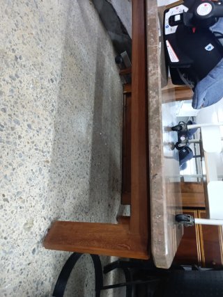 Mesa de centro de mármol y madera