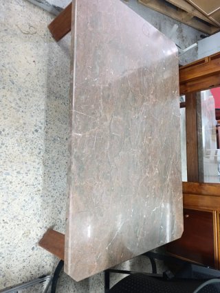 Mesa de centro de mármol y madera