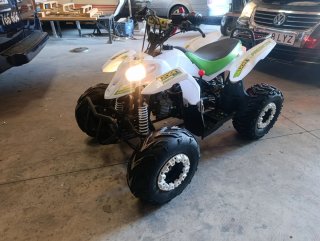 Quad infantil blanco y verde