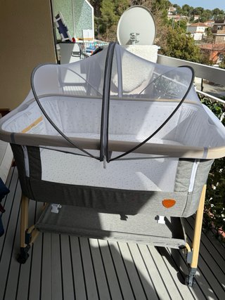 Cuna de bebé con mosquitera