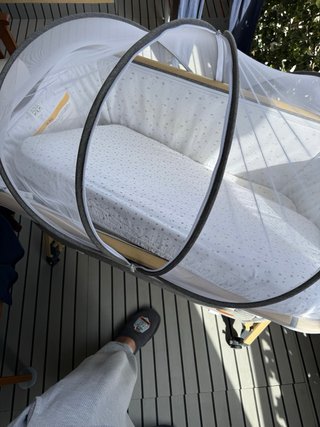Cuna de bebé con mosquitera