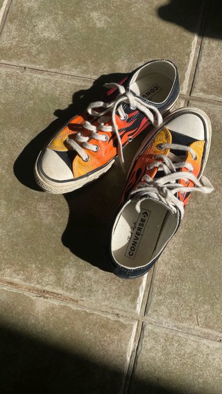 Converse Talla 37 con diseño de llamas