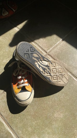Converse Talla 37 con diseño de llamas