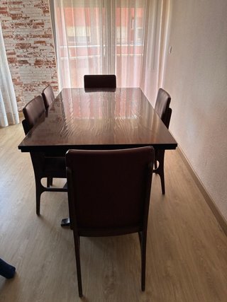 Mesa de comedor y 5 sillas. NEGOCIABLE