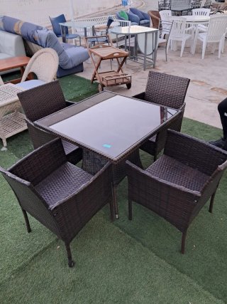 Mesa de exterior de mimbre y cristal