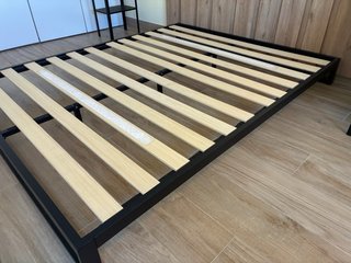 Base Cama Japonesa Baja Negra y Madera