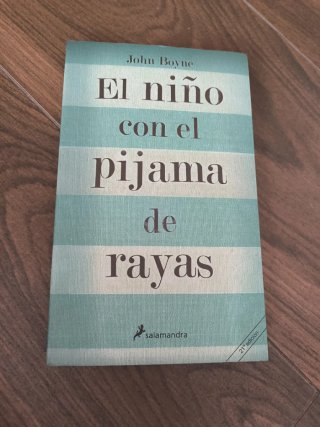 El niño con el pijama de rayas