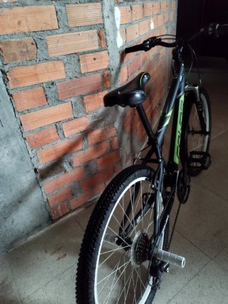 Bicicleta de montaña negra y verde