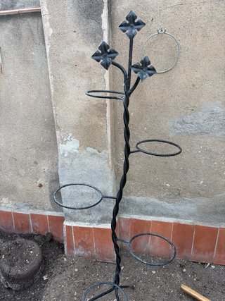 Soportes para macetas de metal y terracota
