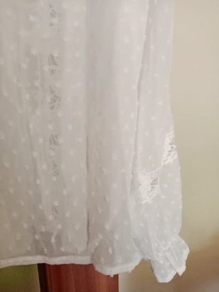 Blusa blanca de mujer con encaje