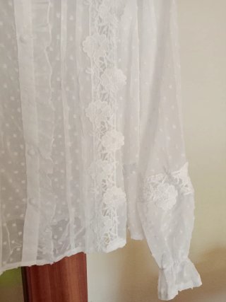 Blusa blanca de mujer con encaje