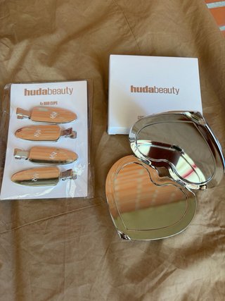 Huda Beauty Set Espejo Corazón y Pinzas