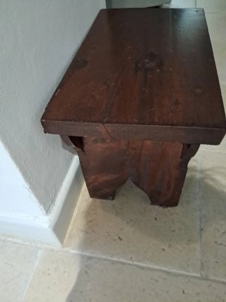 Banqueta antigua de madera