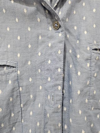 Camisa de mujer azul con puntos