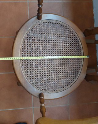 Mecedora de madera con asiento de rejilla
