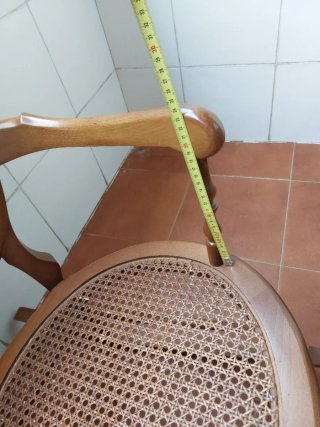 Mecedora de madera con asiento de rejilla