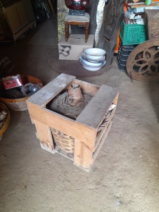 Antigüedades: Botella con cesta
