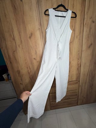 Tuta elegante a righe bianche da donna