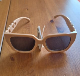 Gafas de sol para mujer en beige ideal para verano