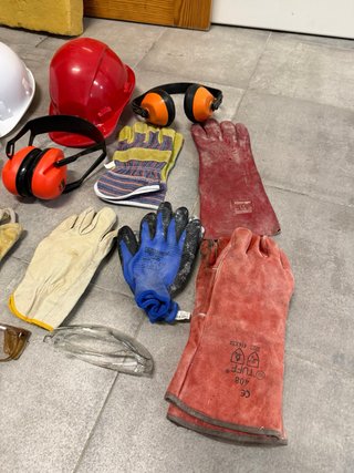 Lote EPIs de trabajo: Cascos, guantes, gafas
