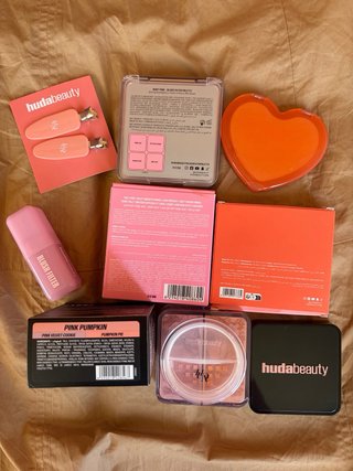 Lote Huda Beauty: Paleta Blush, Polvos y Espejo