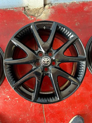 Llantas Toyota Yaris Negras