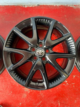 Llantas Toyota Yaris Negras