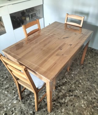 Mesa de madera con 3 sillas.