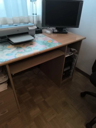 Escritorio de madera con cajones y estantes