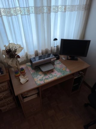 Escritorio de madera con cajones y estantes