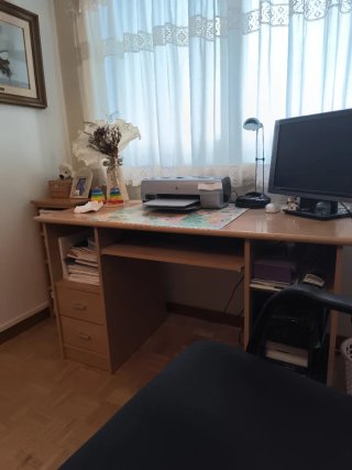 Escritorio de madera con cajones y estantes