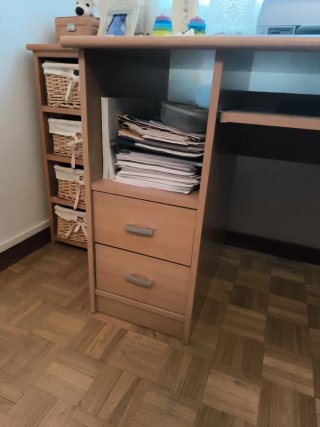 Escritorio de madera con cajones y estantes