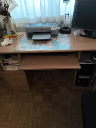 Escritorio de madera con cajones y estantes