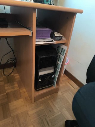 Escritorio de madera con cajones y estantes