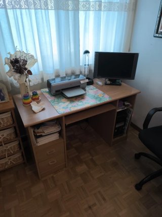 Escritorio de madera con cajones y estantes