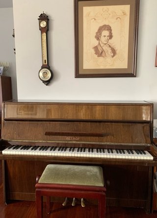 Piano Petrof en buen estado. 143x55x105 alto