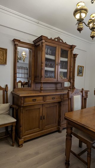 Aparador de madera maciza con vitrina