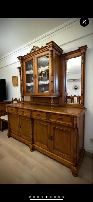Aparador de madera maciza con vitrina