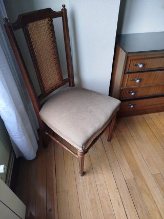 Silla de madera maciza con respaldo de rejilla