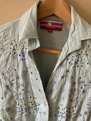 Blusa bordada con lentejuelas y banda