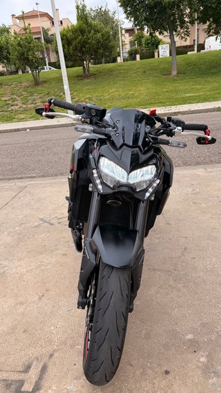 Kawasaki Z900 A2 negra y roja
