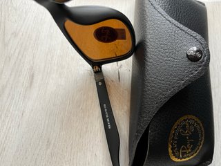 Gafas de sol Ray-Ban negras y marrones