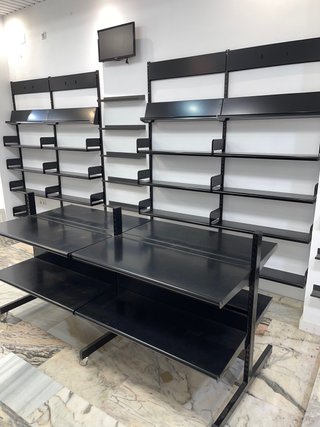 Estanterías modulares de metal negro