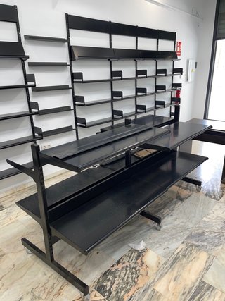 Estanterías modulares de metal negro