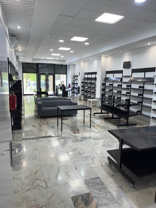 Estanterías modulares de metal negro