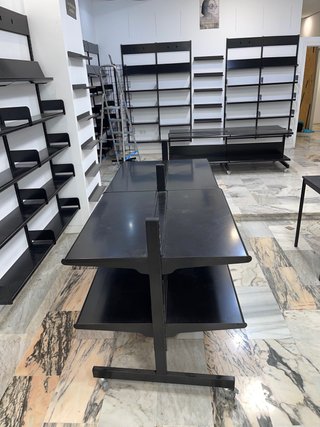 Estanterías modulares de metal negro
