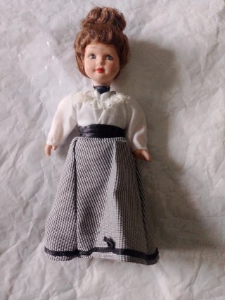 Bambola porcellana vintage abito a scacchi
