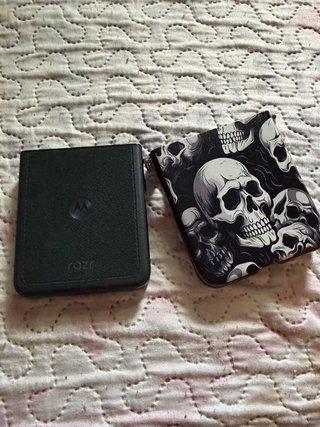 Teléfono móvil con funda de calaveras